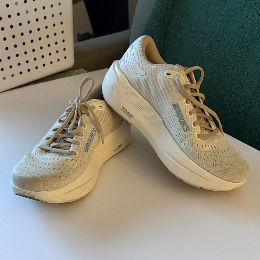 Brooks Women's Beige Athletic Shoes